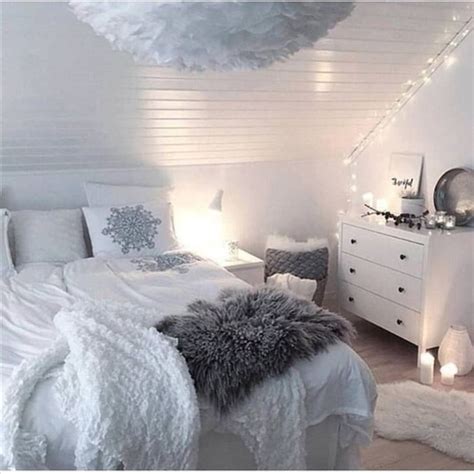 Белый свет в спальне