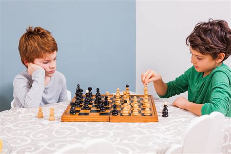 Ребята в шахматы играют составить нераспространенное и распространенное предложение