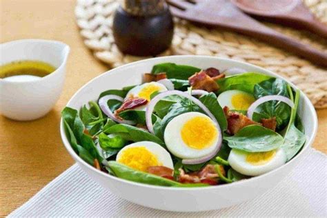 Салат с яйцами вареными