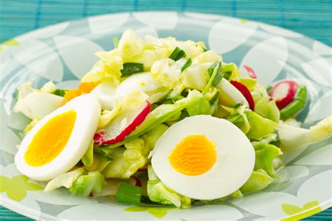 Салат с яйцами вареными